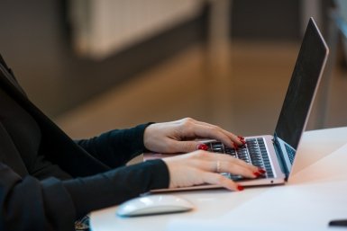 Ноутбук Илья Аверьянов, ИА PrimaMedia.ru